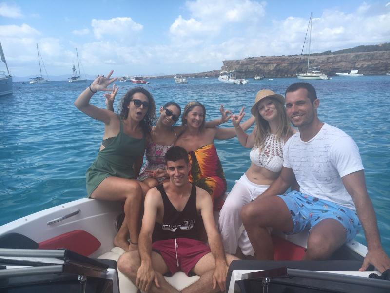 Salidas en barco en grupo para jovenes en Ibiza