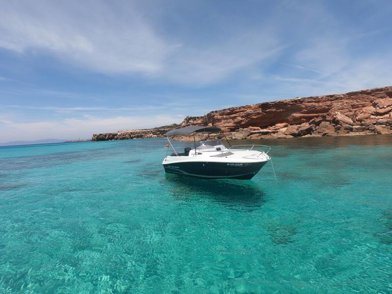 Tres barcos ideales para navegar por Ibiza y Formentera